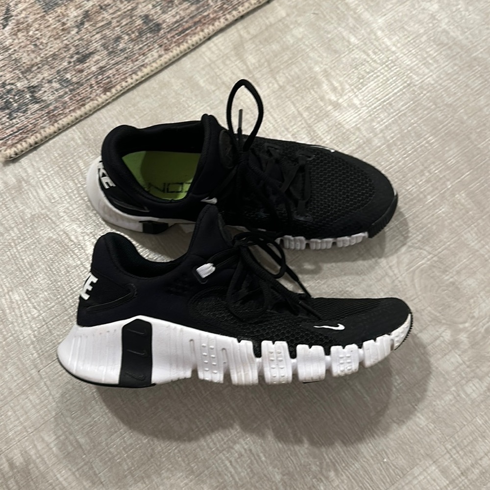 Nike women’s Metcon 4 size 9